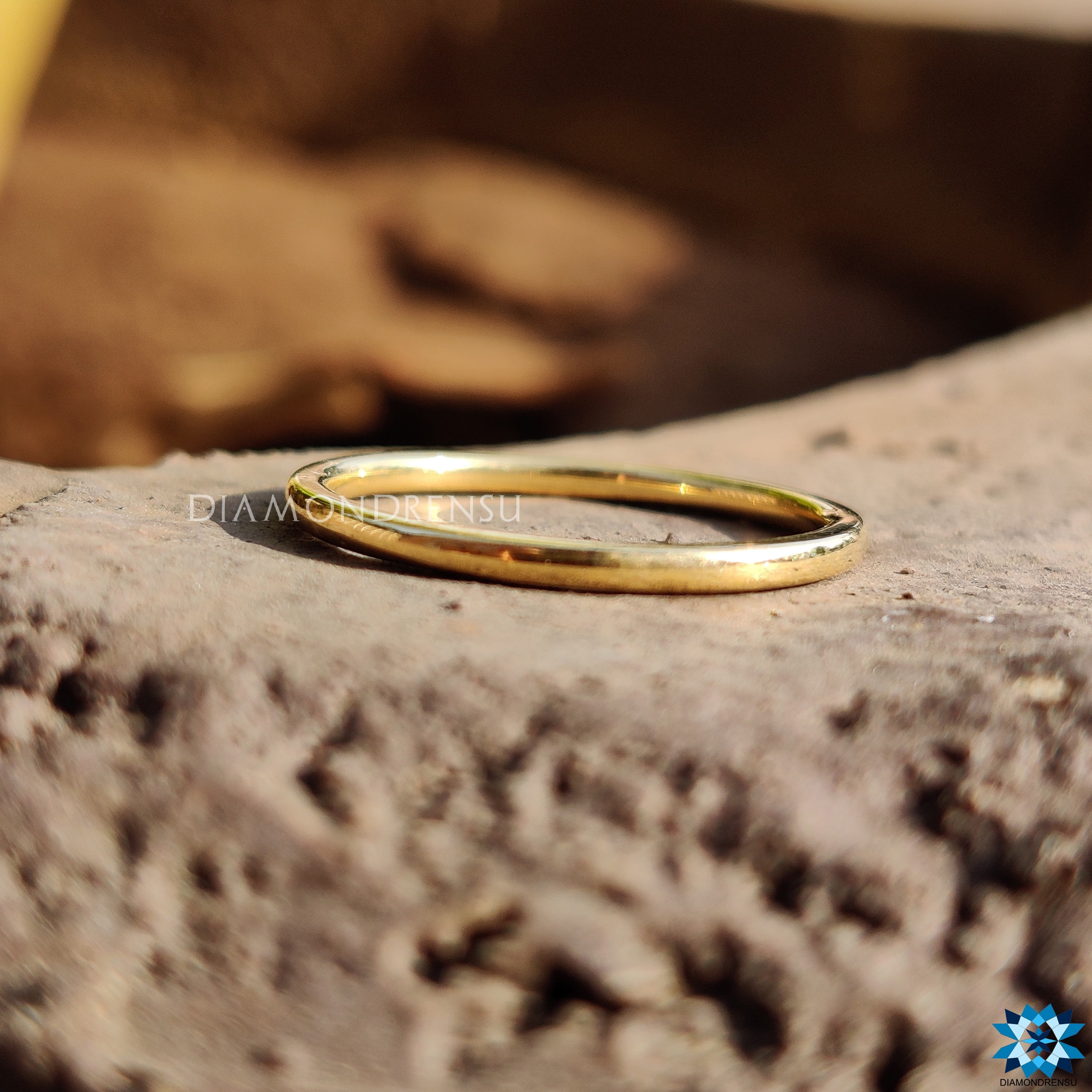 Solid yellow gold ring with a classic and durable finish.