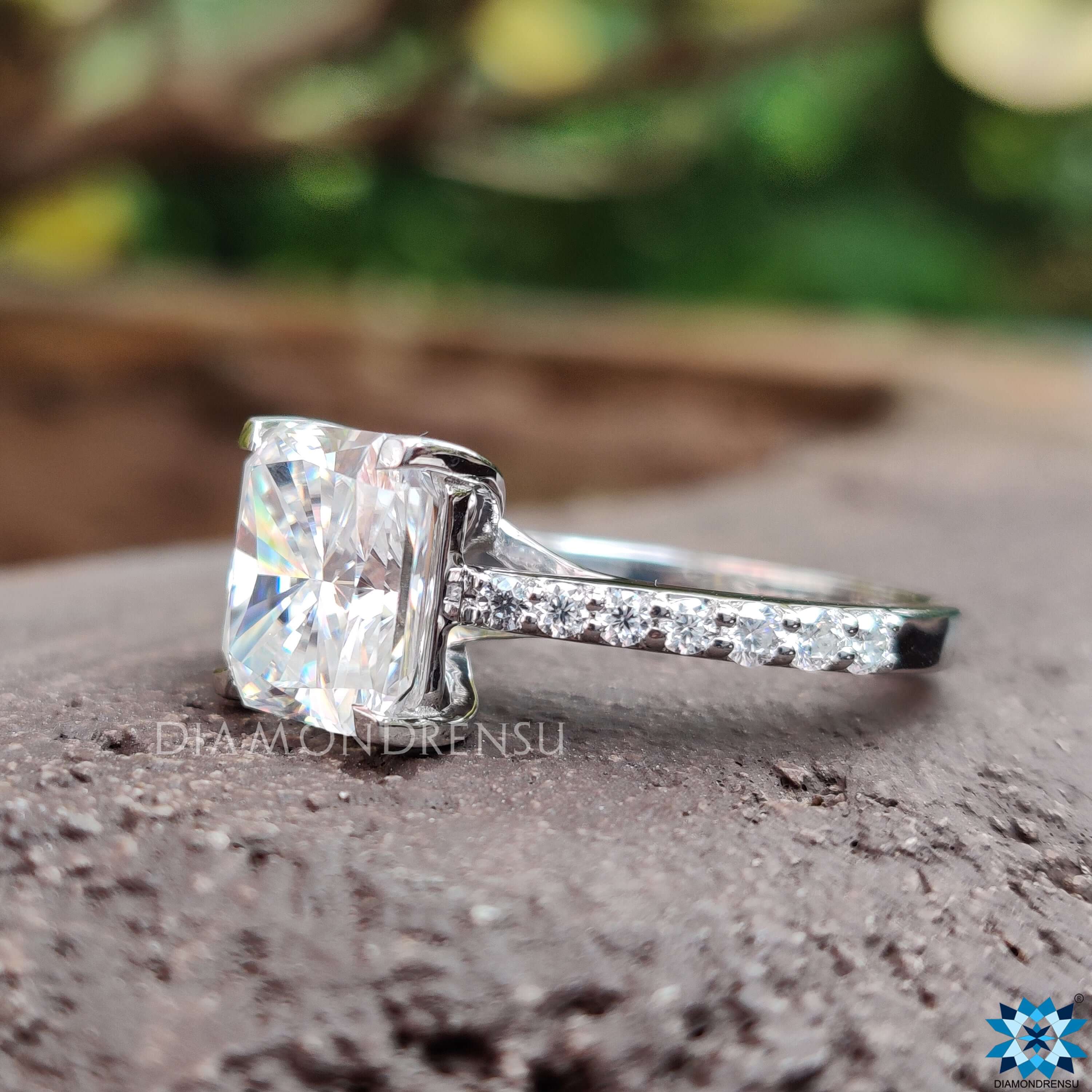 white gold engagement ring - diamondrensu