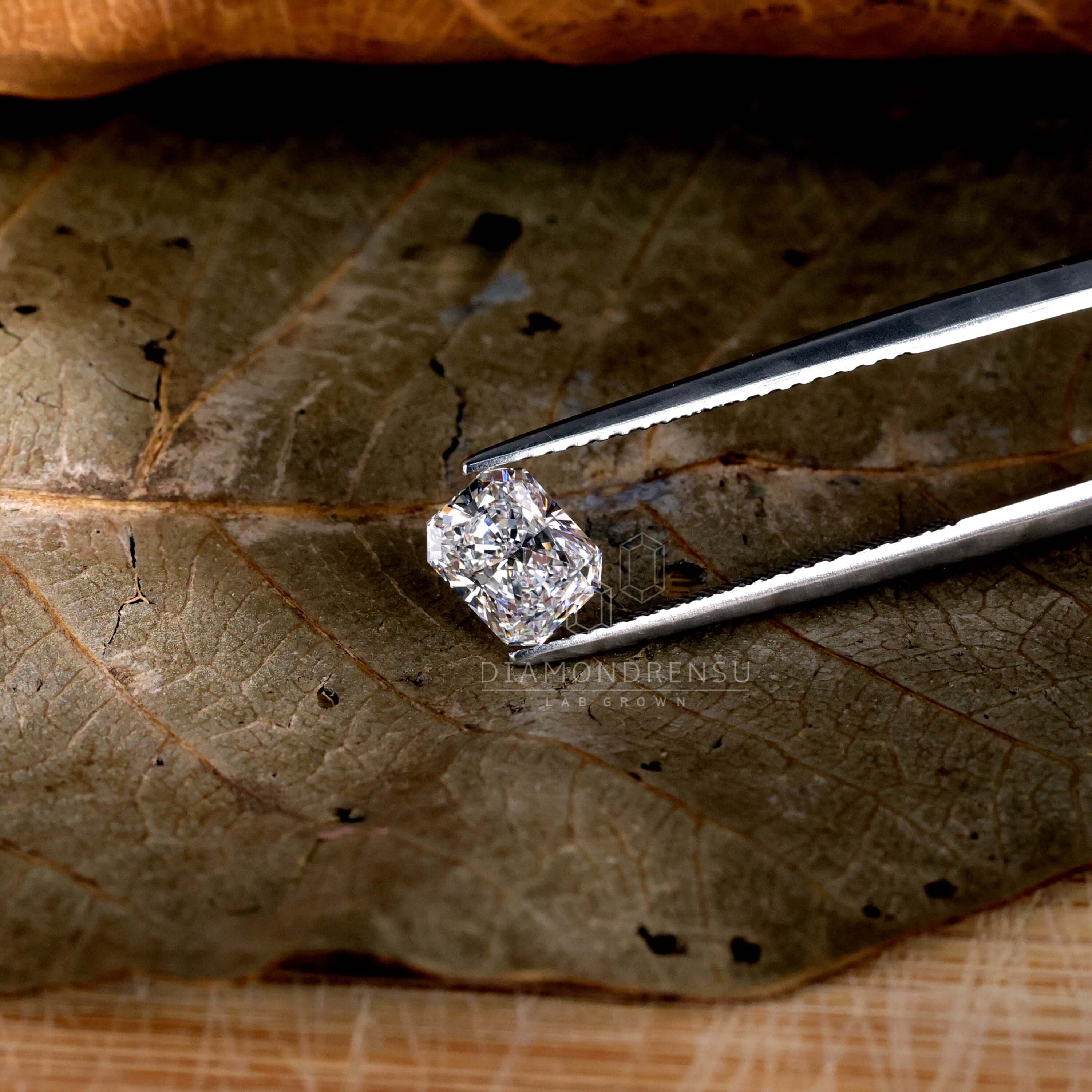 lab grown diamond engagement ring