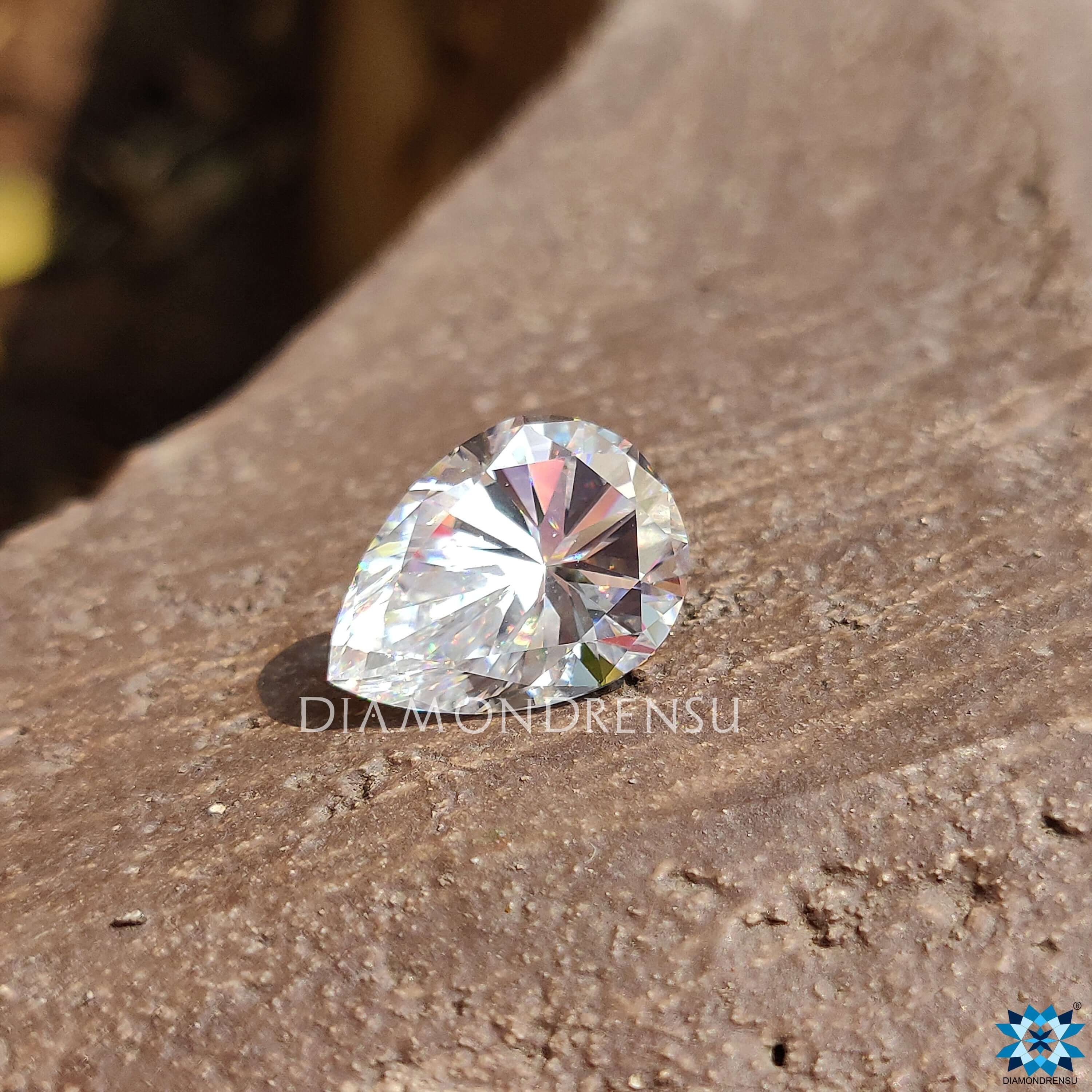 pear moissanite