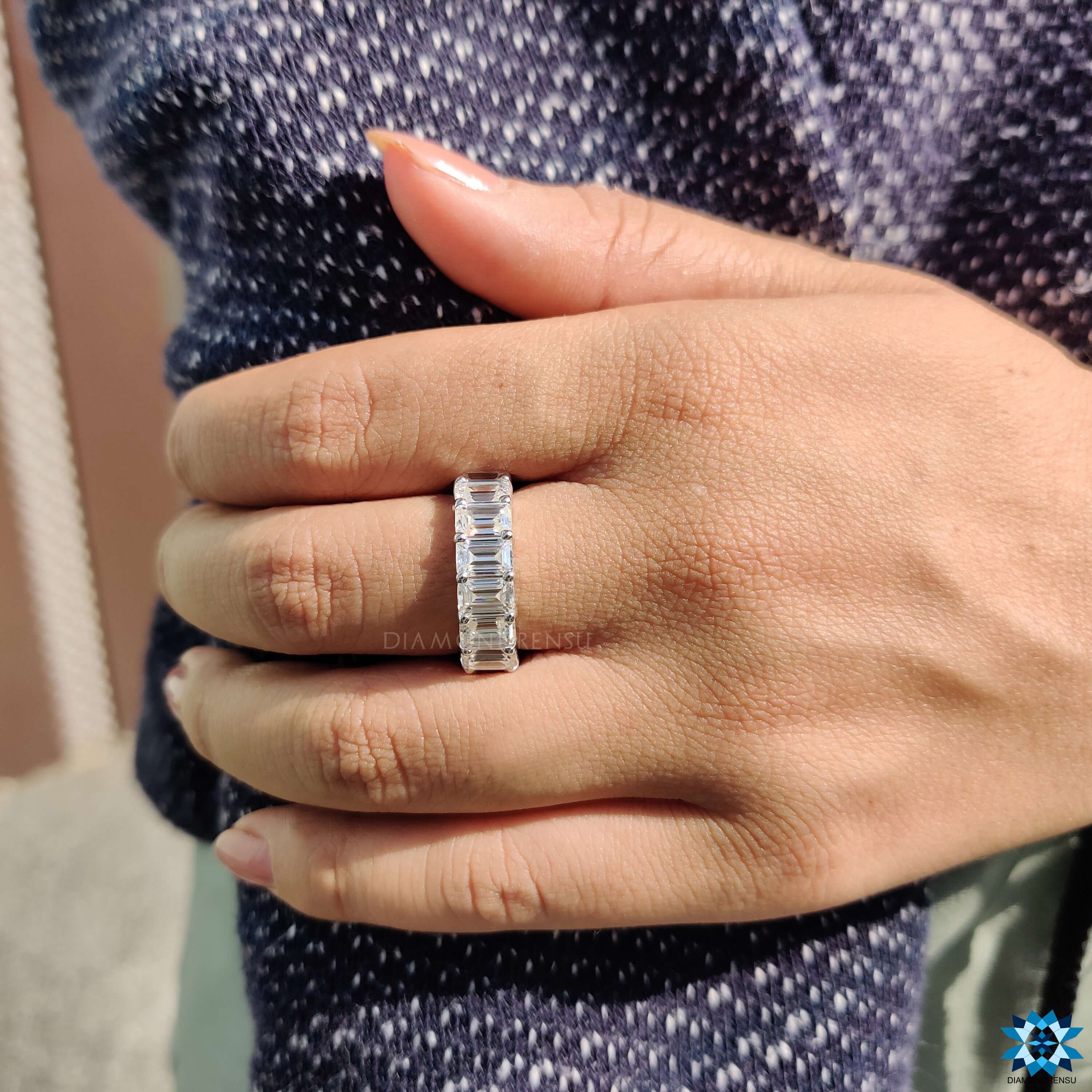 Eternity ring with emerald diamonds in a stunning, elegant design.