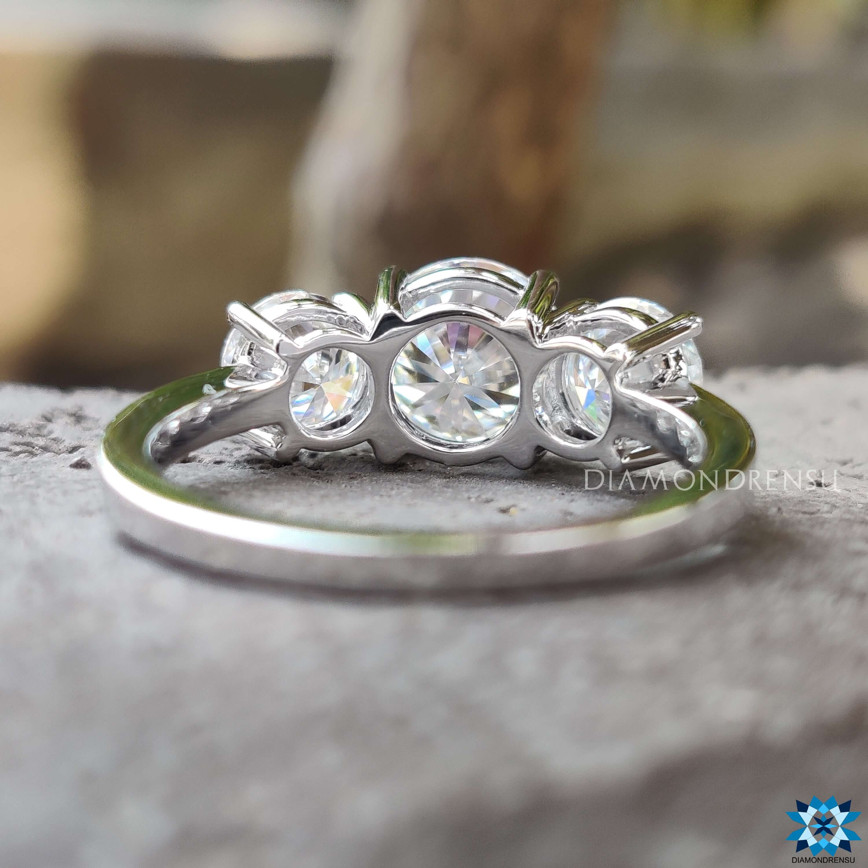 white gold engagement ring - diamondrensu