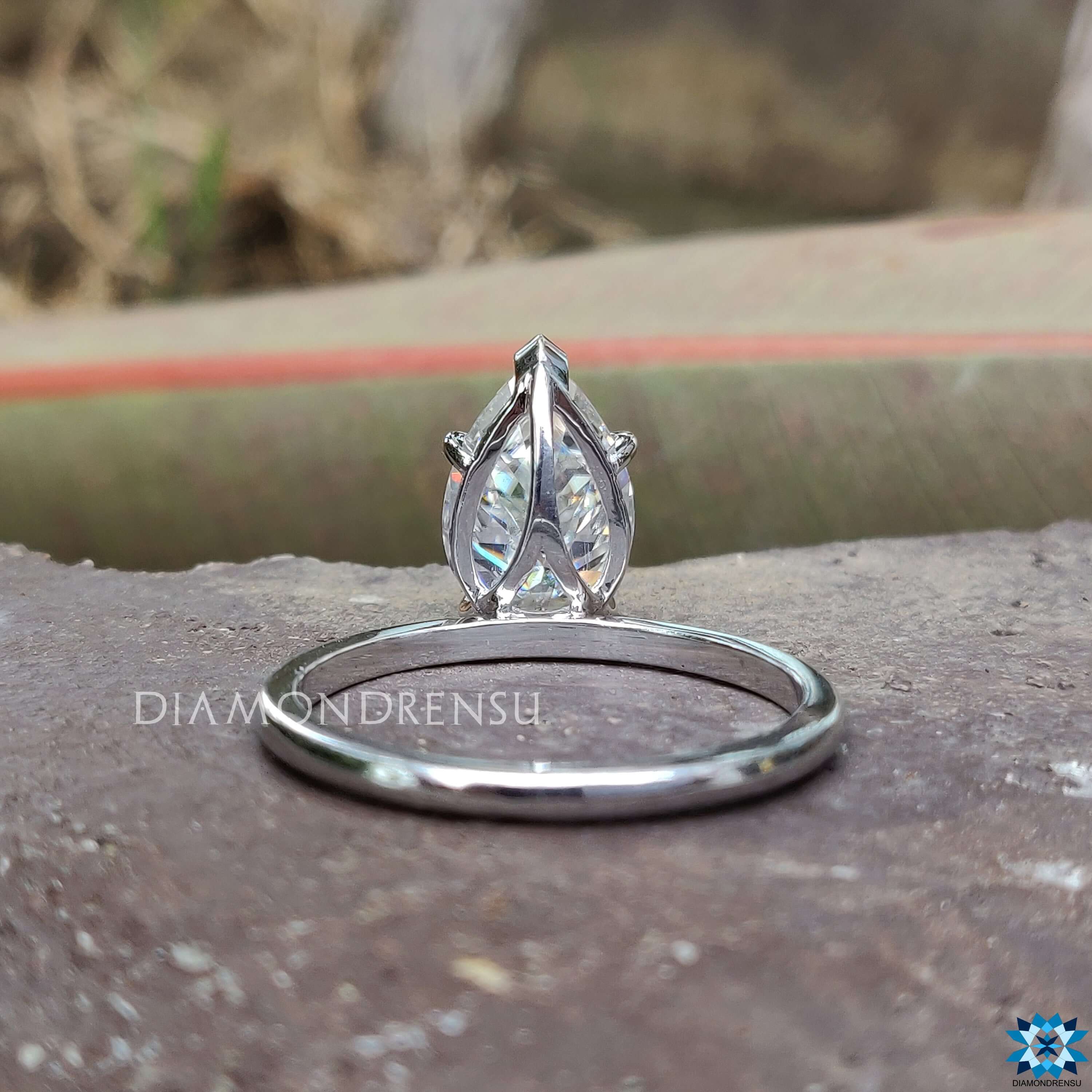 pear cut moissanite - diamondrensu