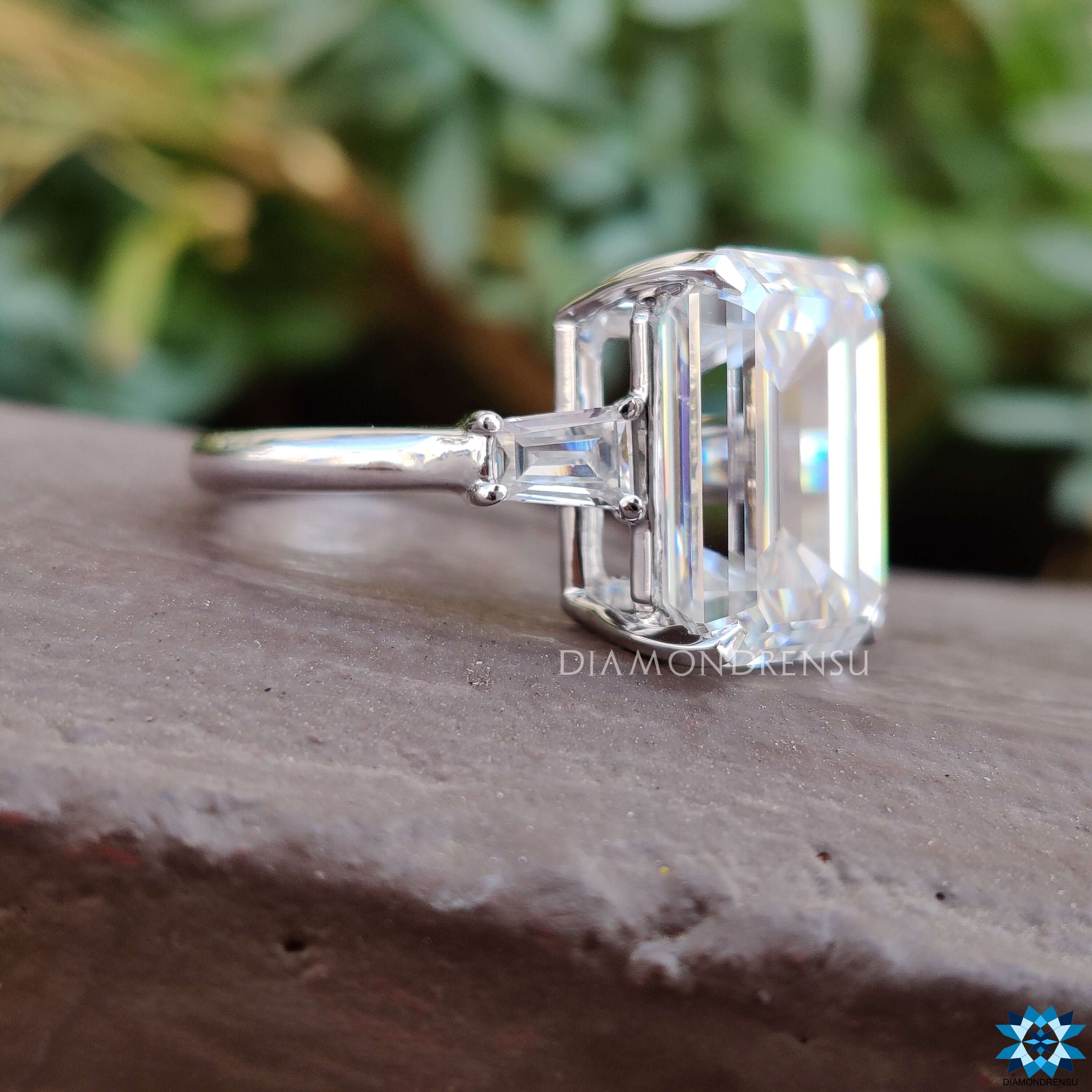 emerald cut moissanite ring - diamondrensu