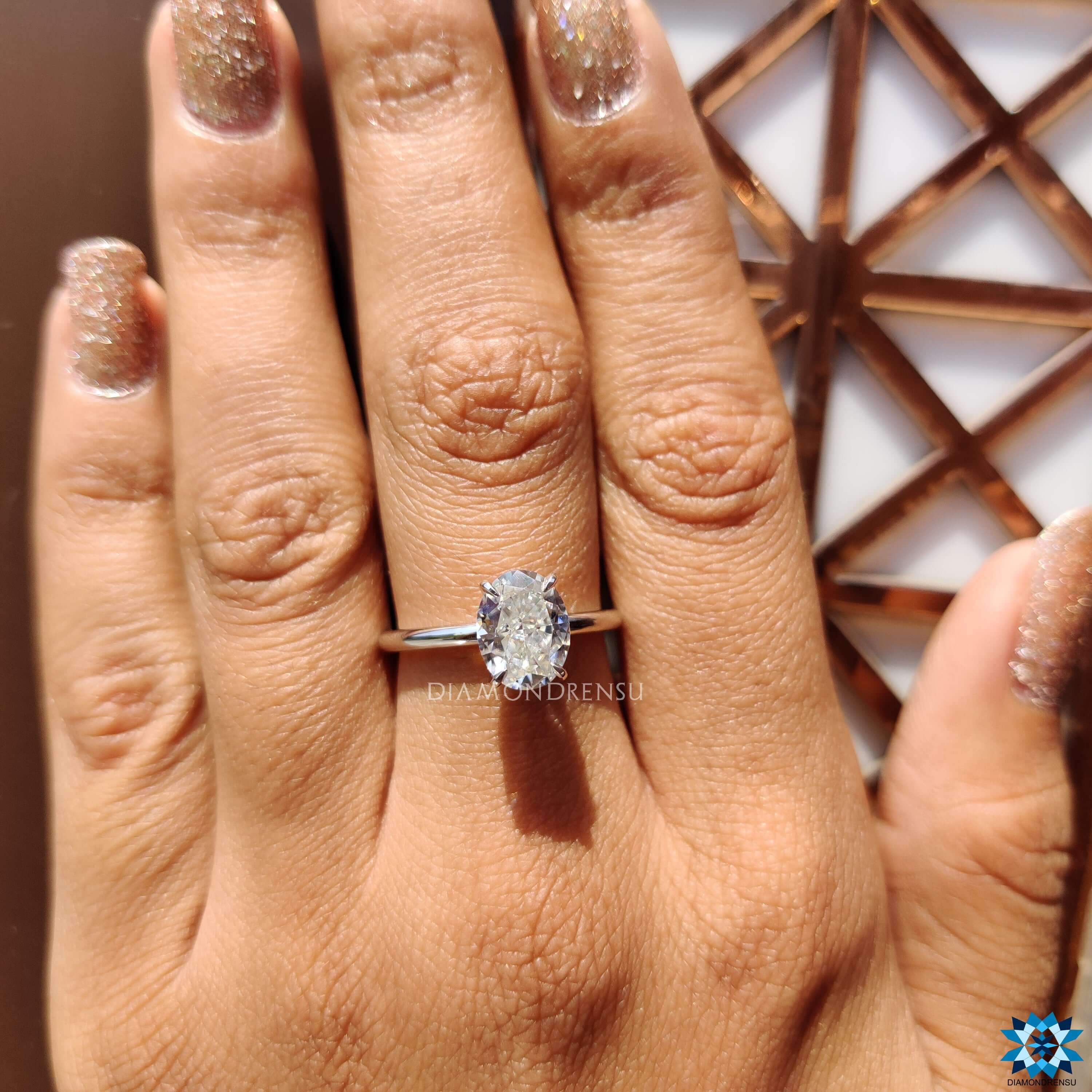 This elegant oval moissanite ring is perfect for engagement or special occasions, featuring a stunning center stone.
