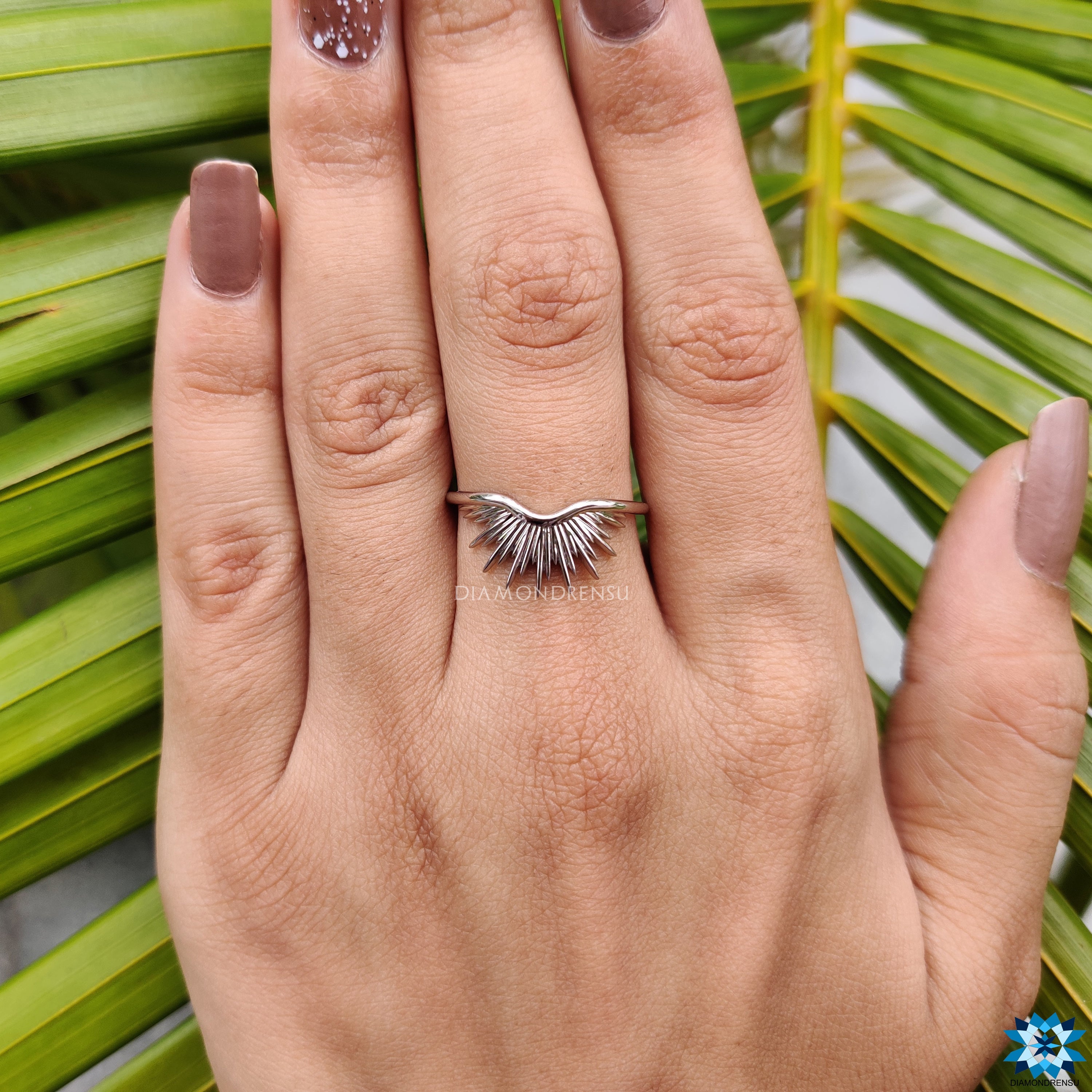 Modern curved ring with a comfort fit, perfect for everyday wear.