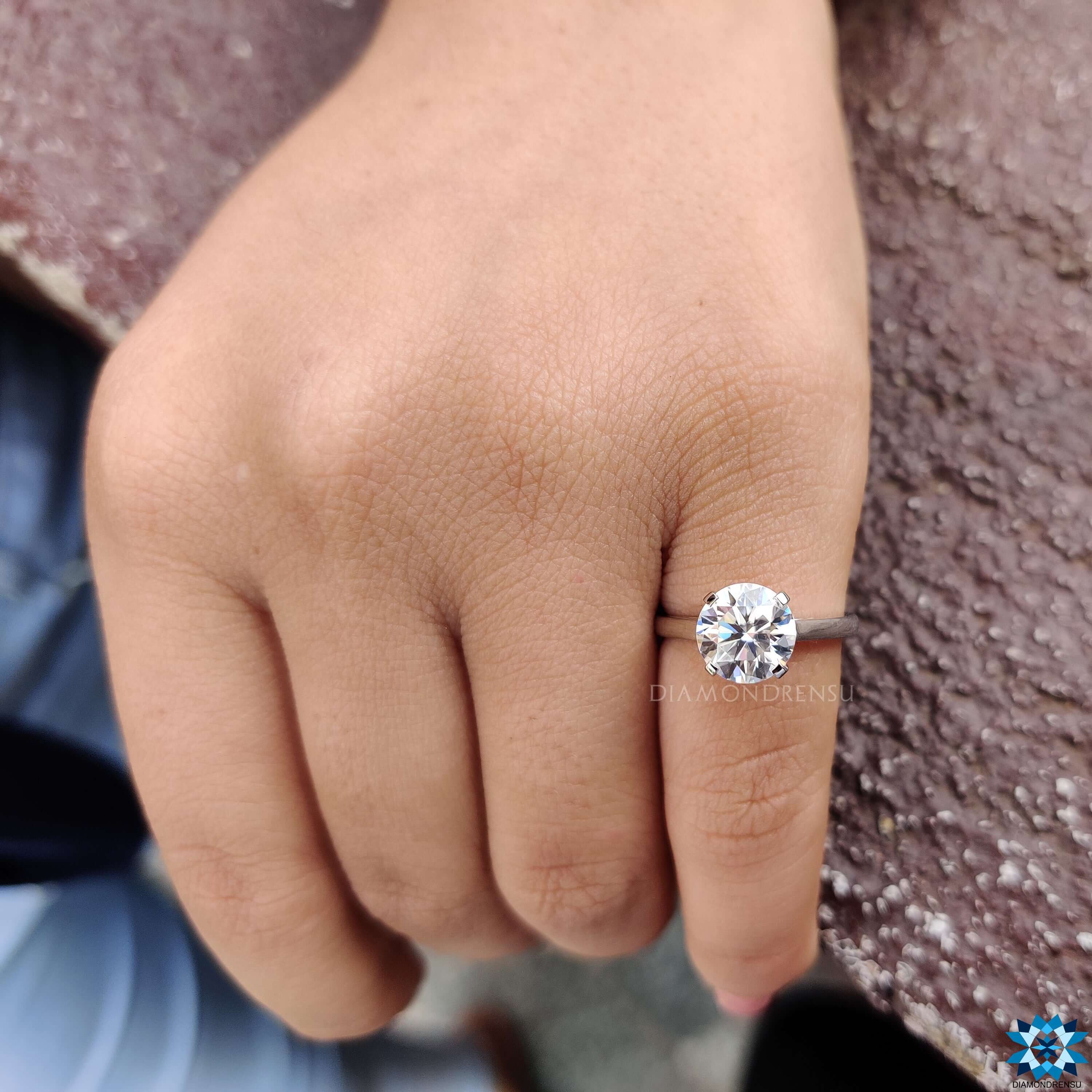 round cut moissanite ring