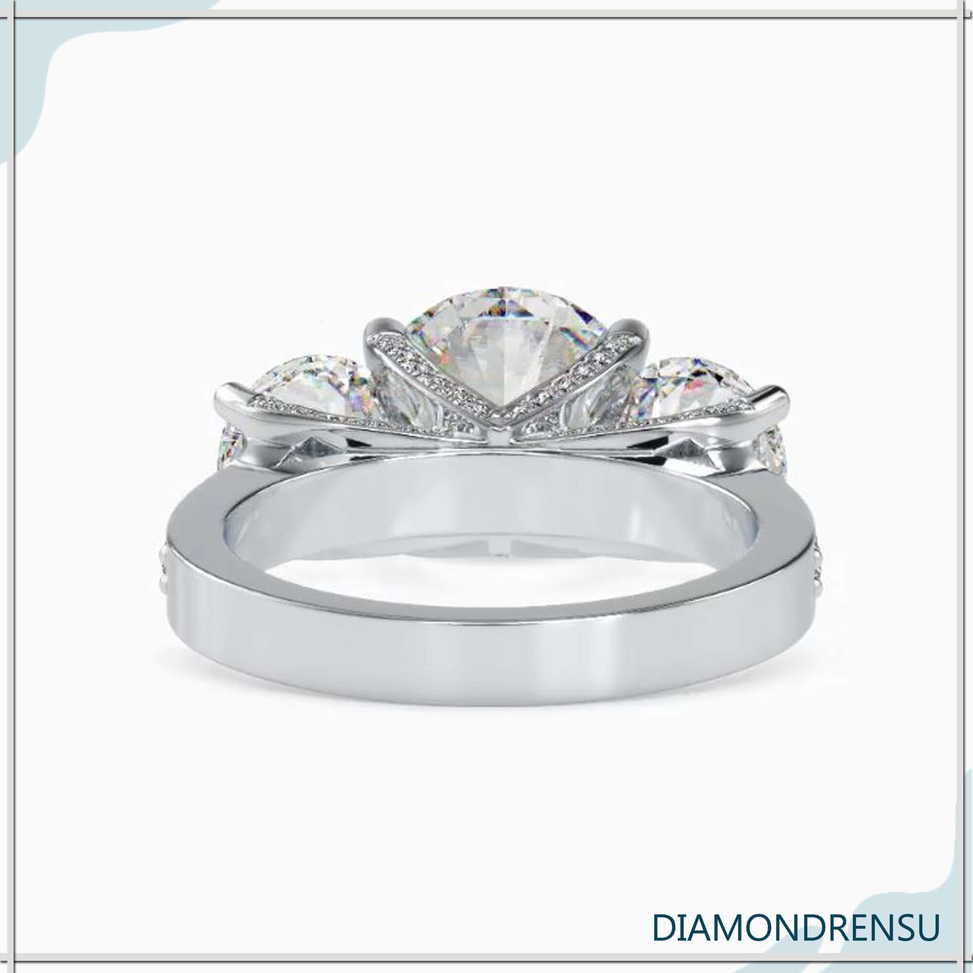 Round brilliant cut diamond ring with a chic side stone design.
