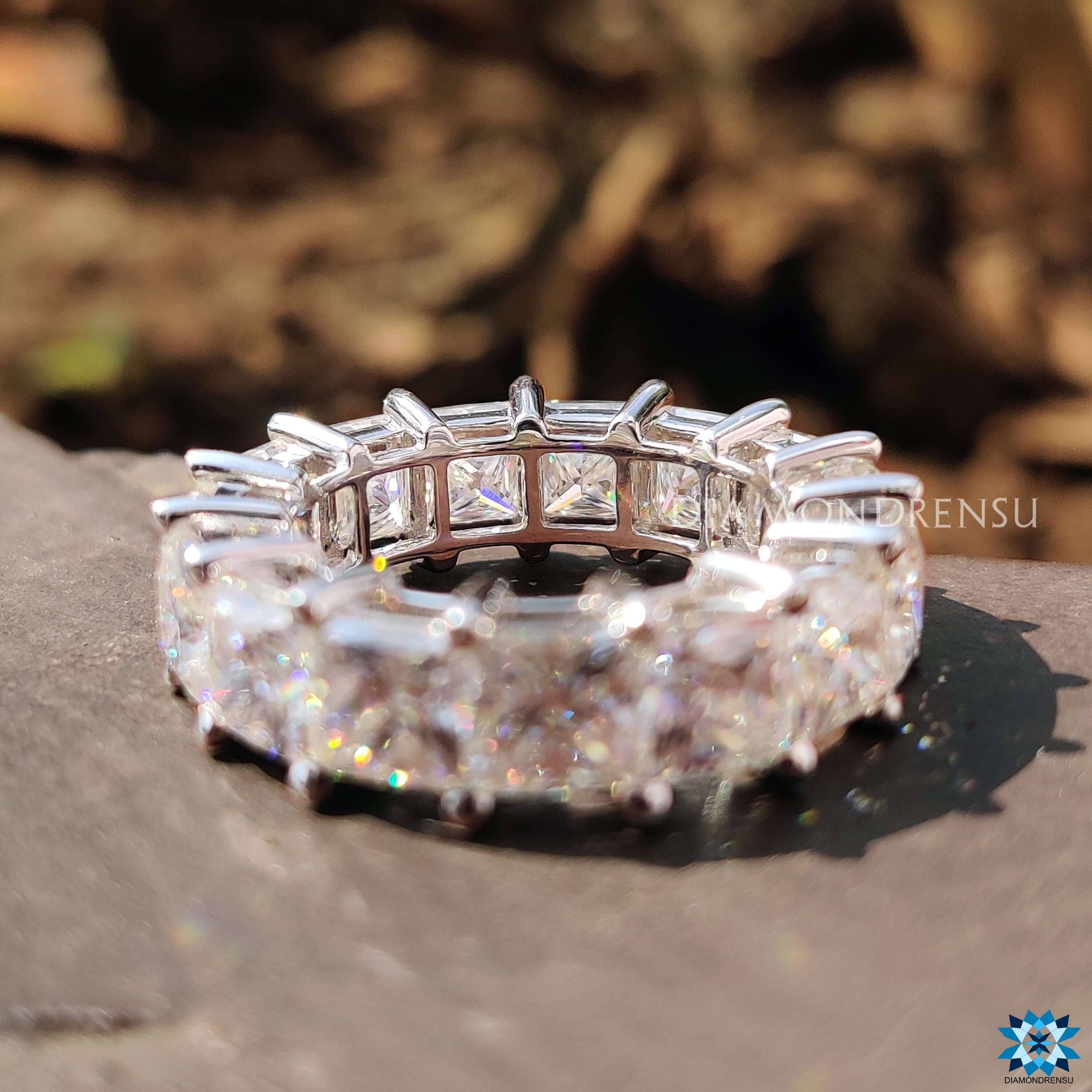 Modern princess cut band for a sophisticated finish.