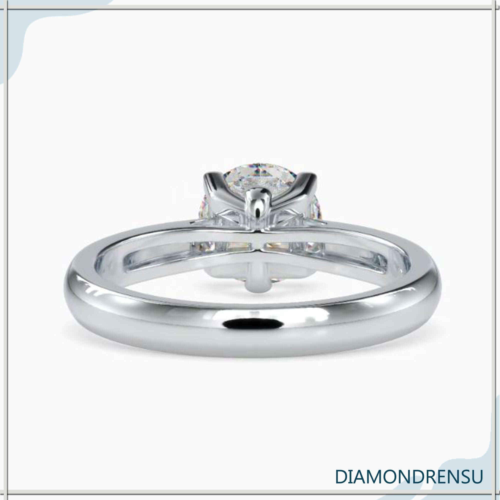 Diamond solitaire ring round, a timeless piece for any occasion.
