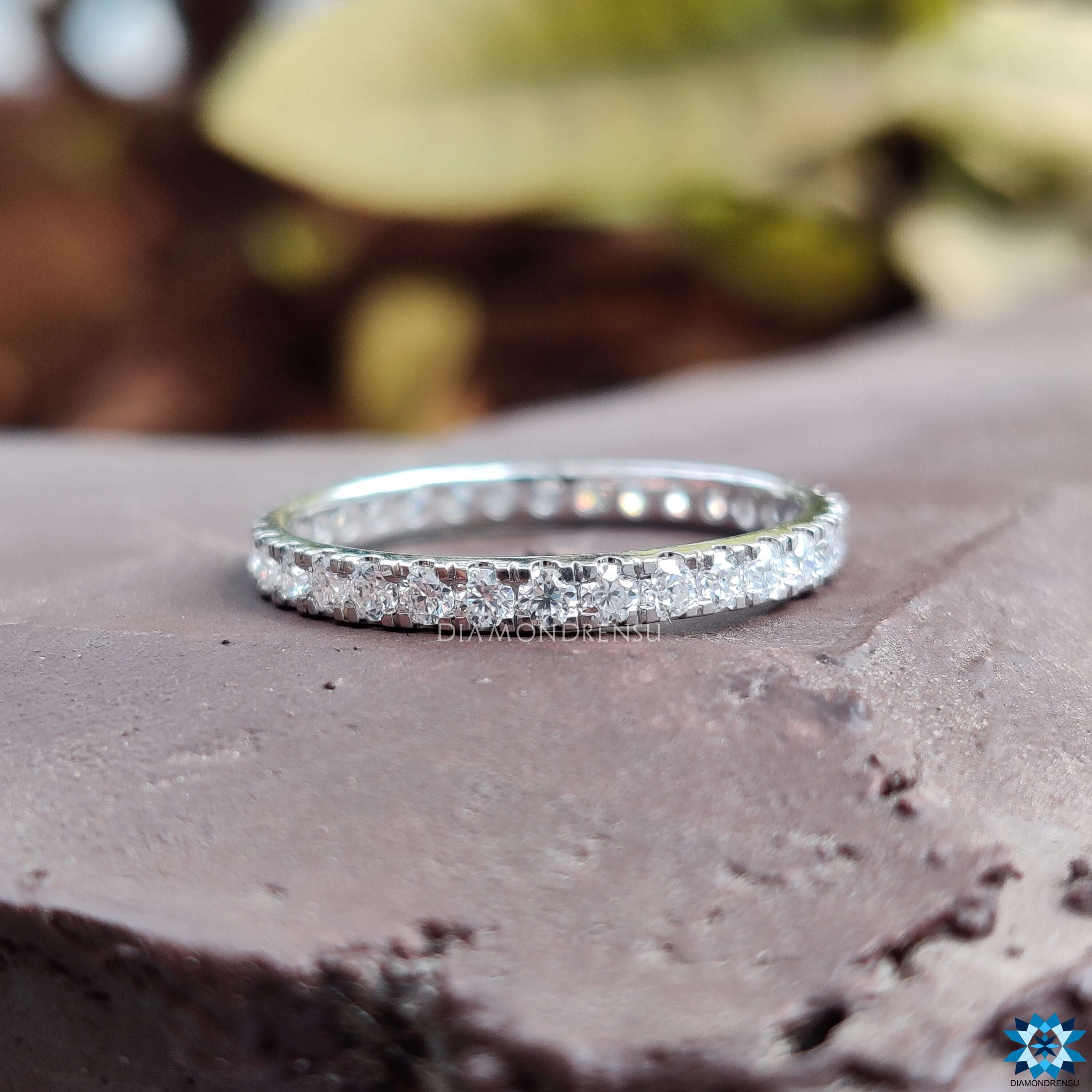 moissanite band