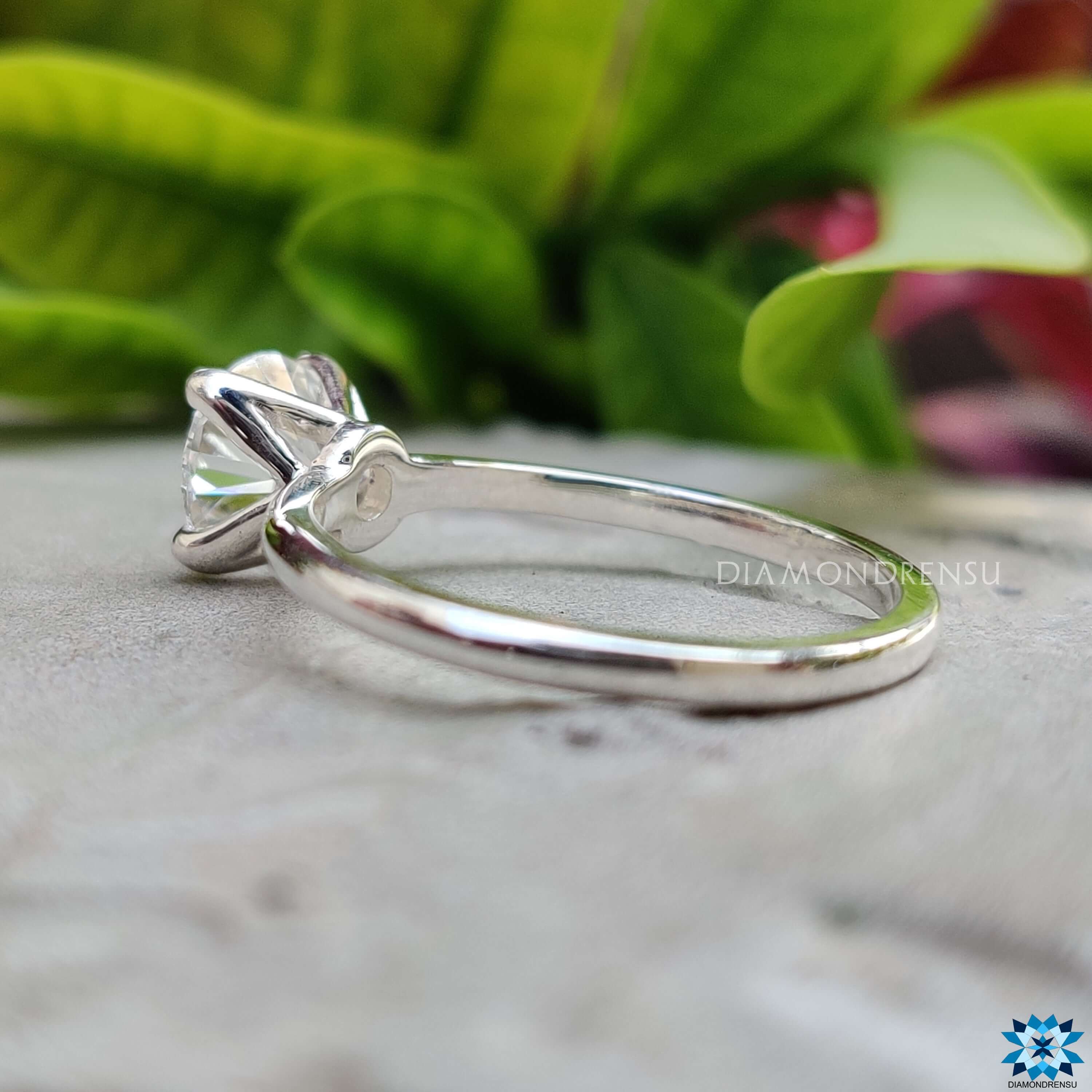 white gold engagement ring - diamondrensu