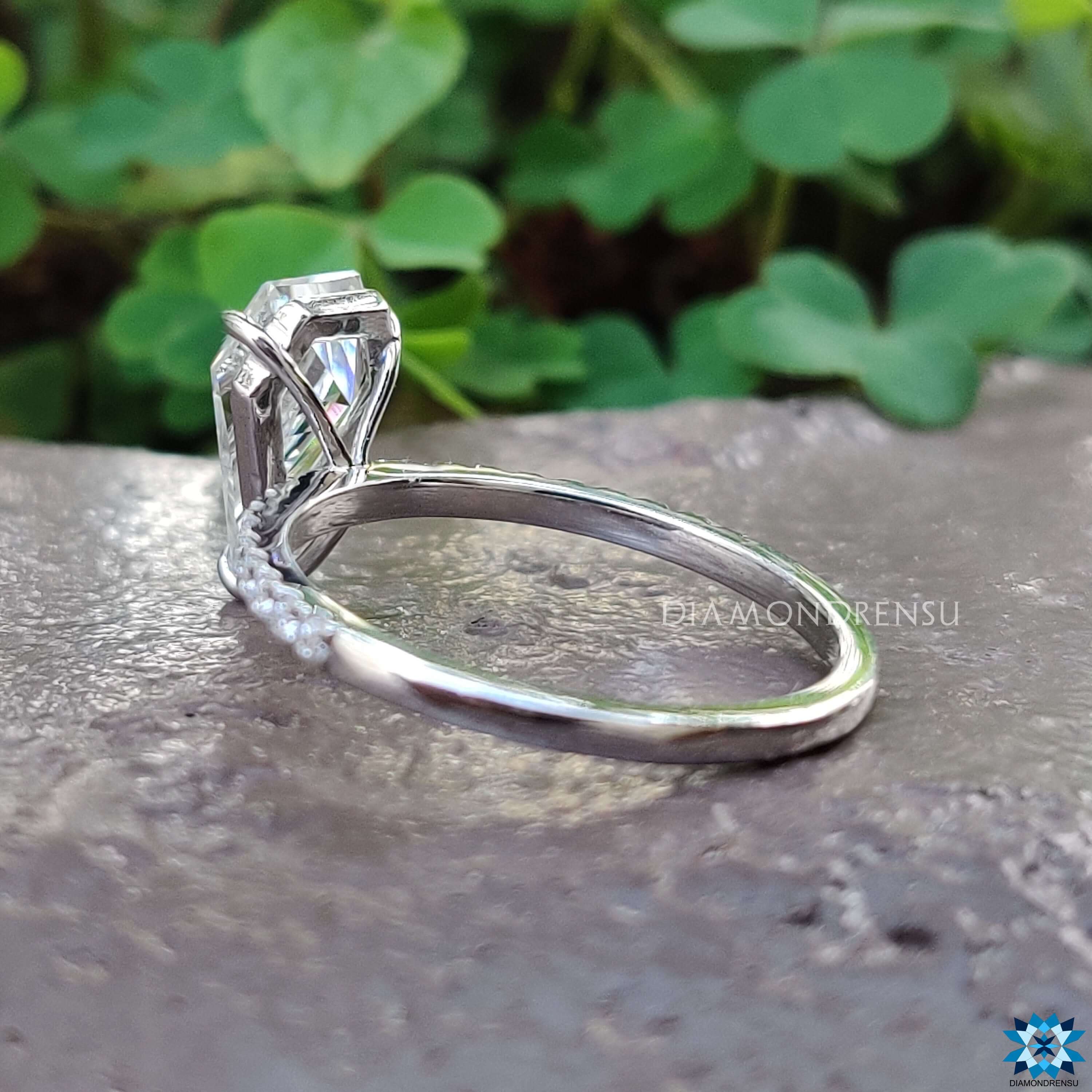 spear cut moissanite ring - diamondrensu